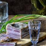 Водки пляшка и кусочек сала