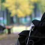 В усталом парке тихо вечер плыл